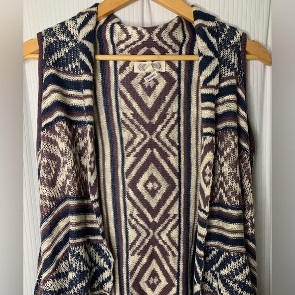 Pink Rose - Open Front Sleeveless Cardigan W/ Waterfall Collar And Fringe Detail - Picture 3 of 8